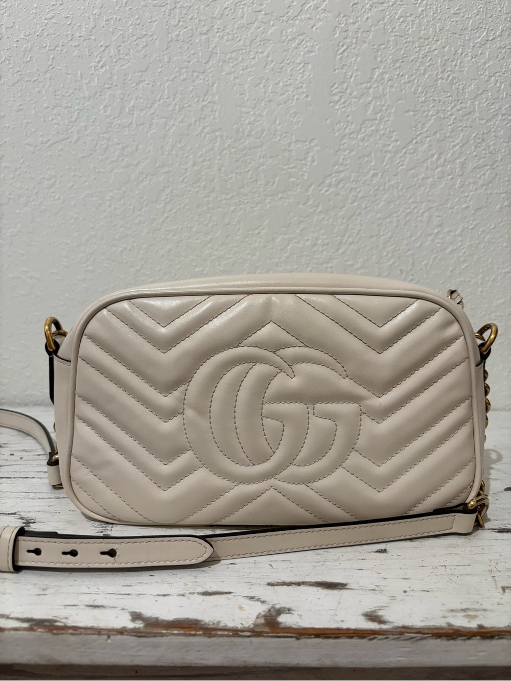 Authentic Gucci Ivory Quilted Leather Crossbody with Gold GG - Picture 7 of 16